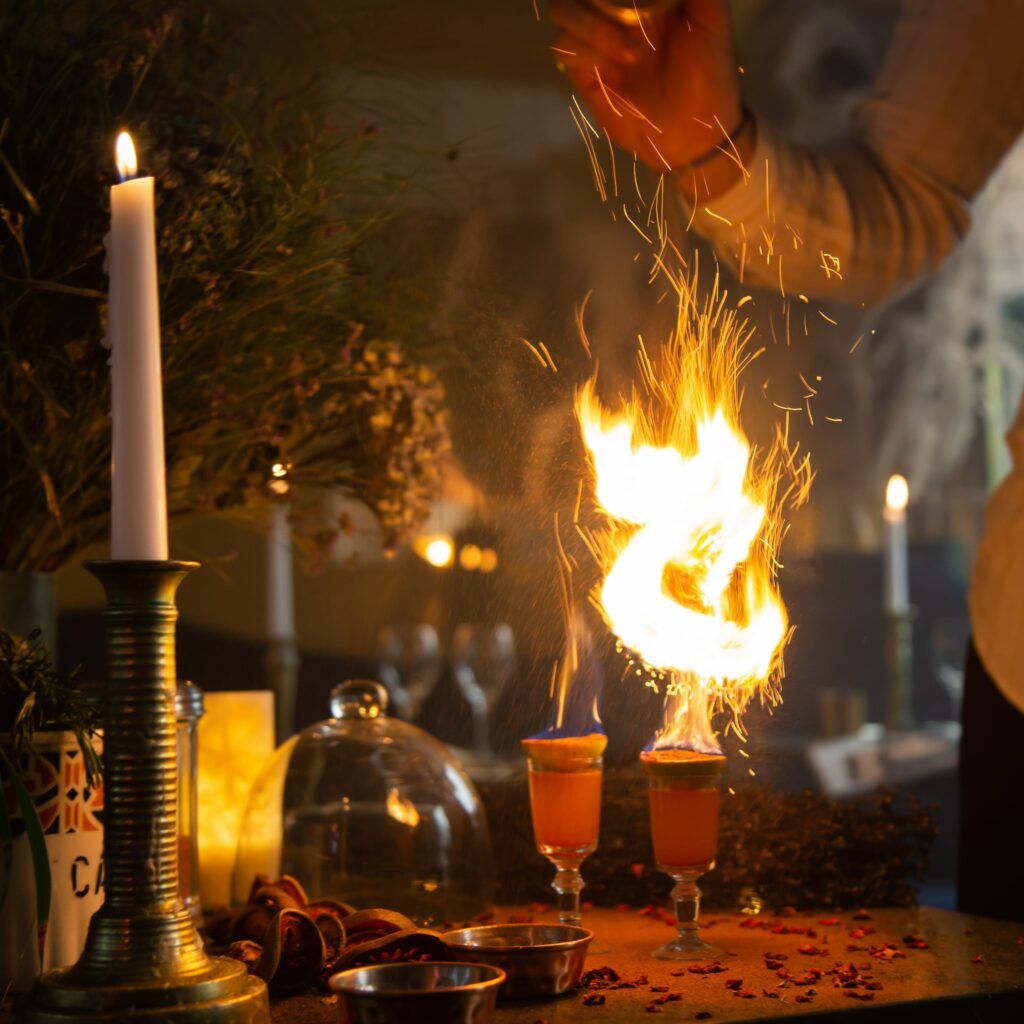Moment spectaculaire dans un restaurant original à Paris 1, entre mise en scène et atmosphère immersive.